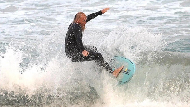 Blake Johnston bat le record mondial de la plus longue session de surf